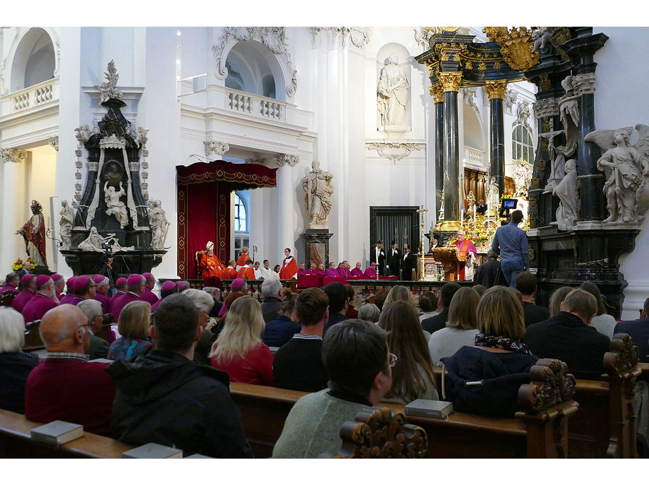 Abschlussvesper der Bischofskonferenz mit Austeilung des Bonifatiussegens (Foto: Karl-Franz Thiede)